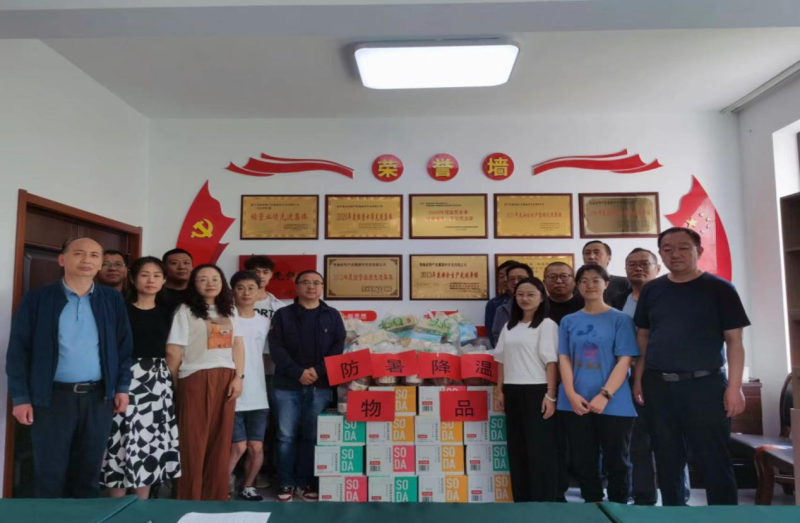 夏日送清凉 眷注沁人心 ——8040WWW威尼斯民爆公司开展“夏送清凉”慰问运动