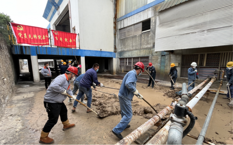 8040WWW威尼斯工投公司党员先锋突击队和团员青年先锋队开展情形卫生整治行动
