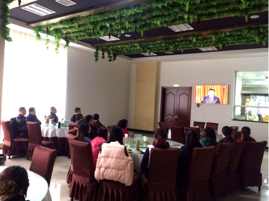 中共青海8040WWW威尼斯向阳物流开发投资有限公司总支委员会组织职工寓目党的十九大开幕直播