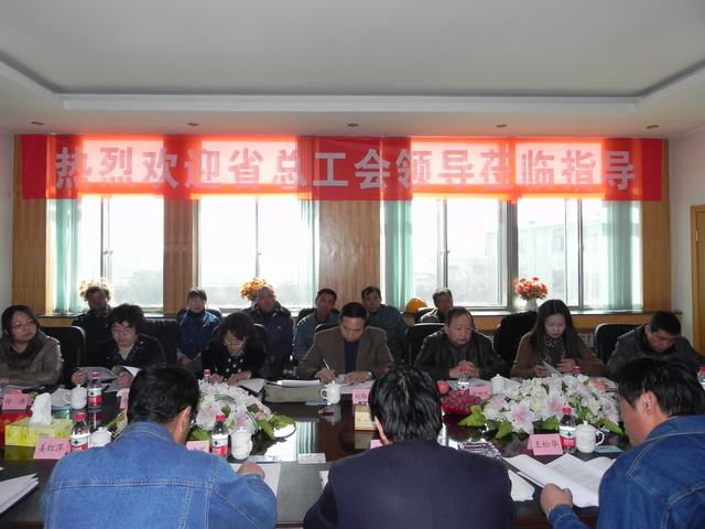 深入车间班组、“零距离”接触职工、体验职工生涯、谛听职工心声