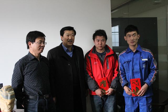集团向导深入下层走访慰问难题党员难题职工