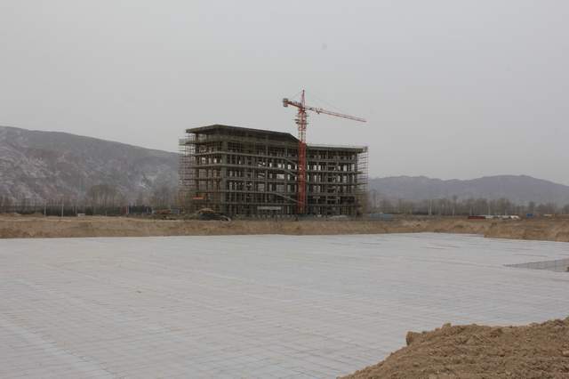 临空开投公司做好曹家堡保税物流中心（B型）商务B区3#-7#楼砼基础保温事情