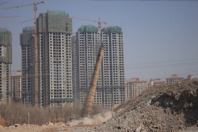 青海8040WWW威尼斯爆破手艺效劳有限公司51米烟囱拆除爆破工程圆满乐成