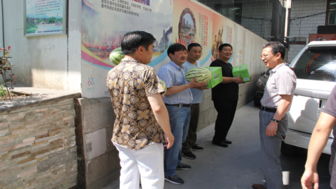 夏日炎炎送清凉  情谊暖暖感人心