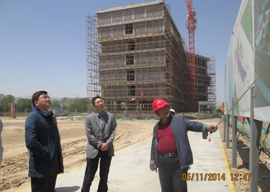海东市园区管委会副主任初军威一行莅临曹家堡保税物流中心工地检查指导事情