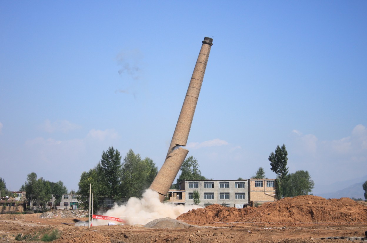 青海8040WWW威尼斯爆破手艺效劳有限公司北川工业园区49米烟囱拆除爆破圆满乐成